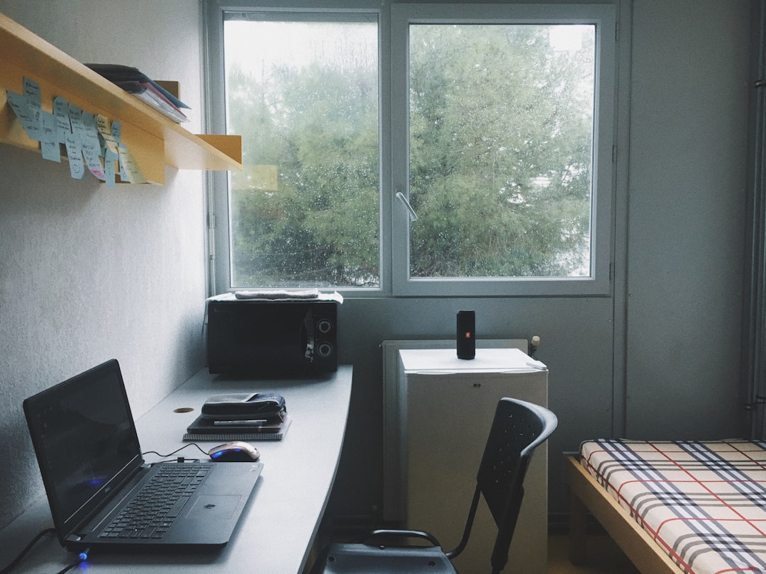 black-laptop-computer-hhs-prvxsqk